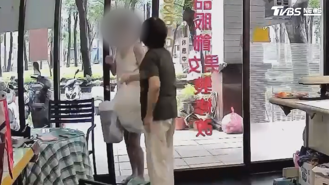 高雄婦人硬闖店內拉扯老闆娘 一聽「有監視器」秒逃離現場(圖/TVBS)