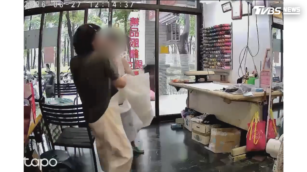 婦人竟直接硬闖進入店內,並與老闆娘發生肢體拉扯(圖/TVBS)