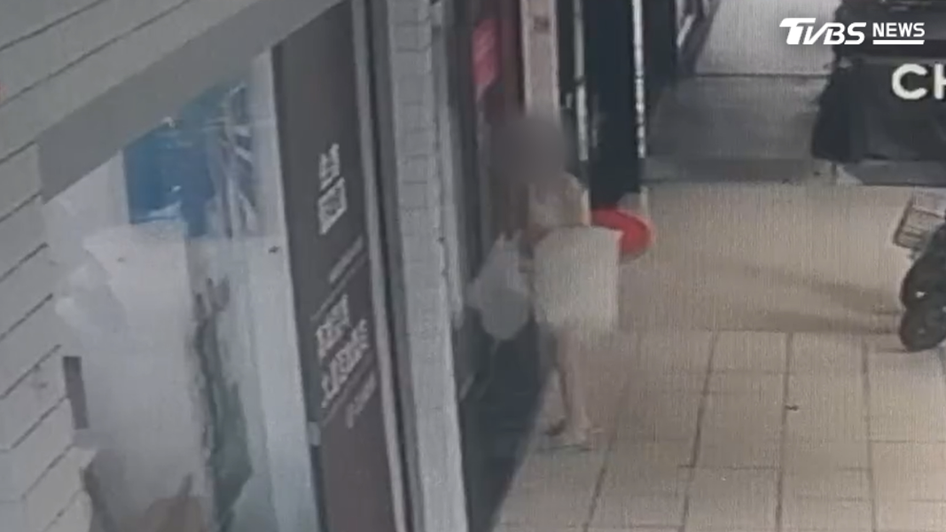 婦人連闖2店脫序行為全錄 房仲店索東西問看房卻說不出要看哪間(圖/TVBS)