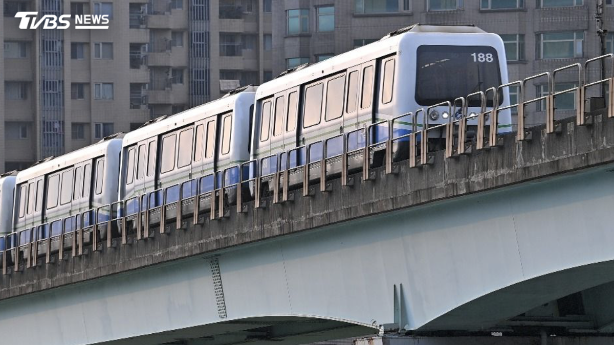 捷運男童貼抱尾隨女乘客原因曝 警方調查「男童母證實有狀況」