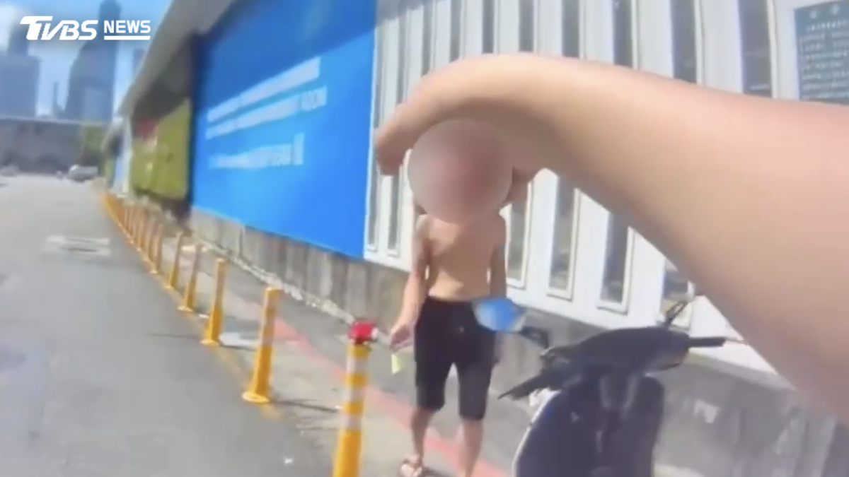 有人要害我!北市赤膊男持刀路口咆哮 竟是桃園地檢署通緝犯