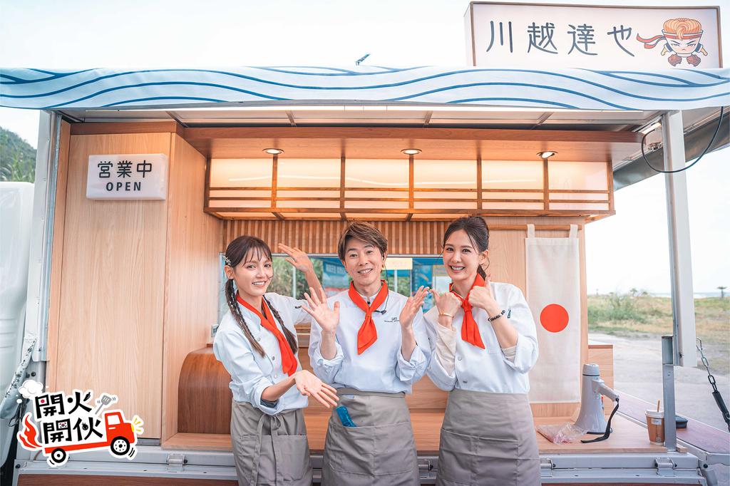 日本隊Dora謝雨芝(左起)、主廚川越達也與值班經理安心亞。(圖/TVBS)