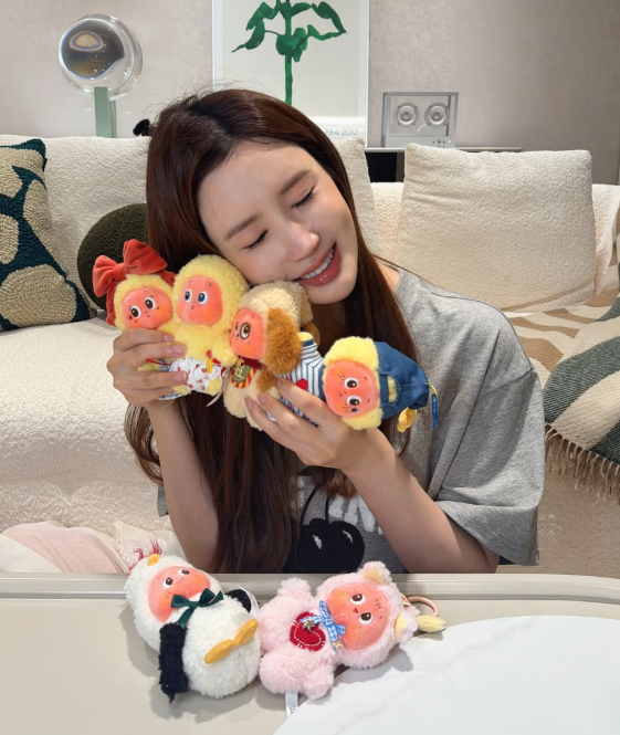 李多海開箱泡泡瑪特星星人系列盲盒。（圖／翻攝自IG@leedahey4eva）