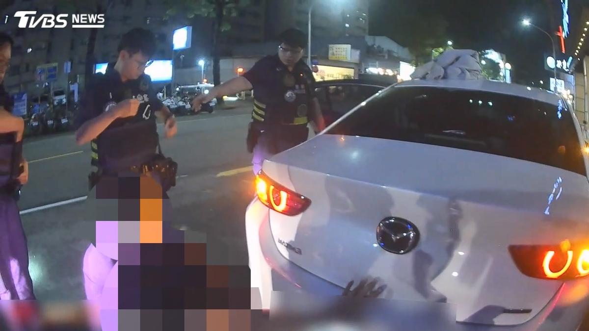 車門一開秒掉出K毒!情侶吵架逆向違停 警盤查再搜出槍彈