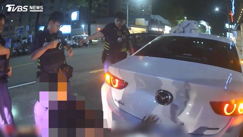 男子車門一打開竟掉了一包K毒。(圖/TVBS)