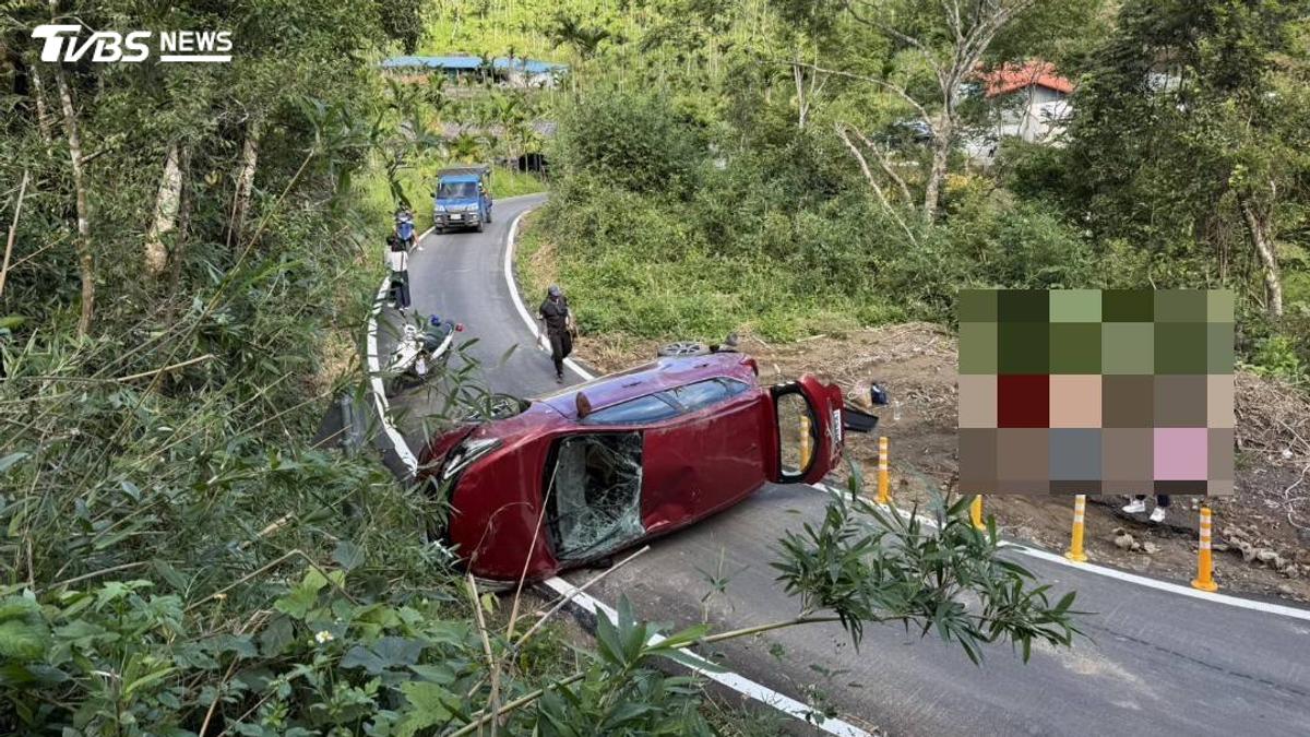 賞花出事!花蓮赤科山「轎車側翻橫躺」老夫妻掛彩、全線回堵
