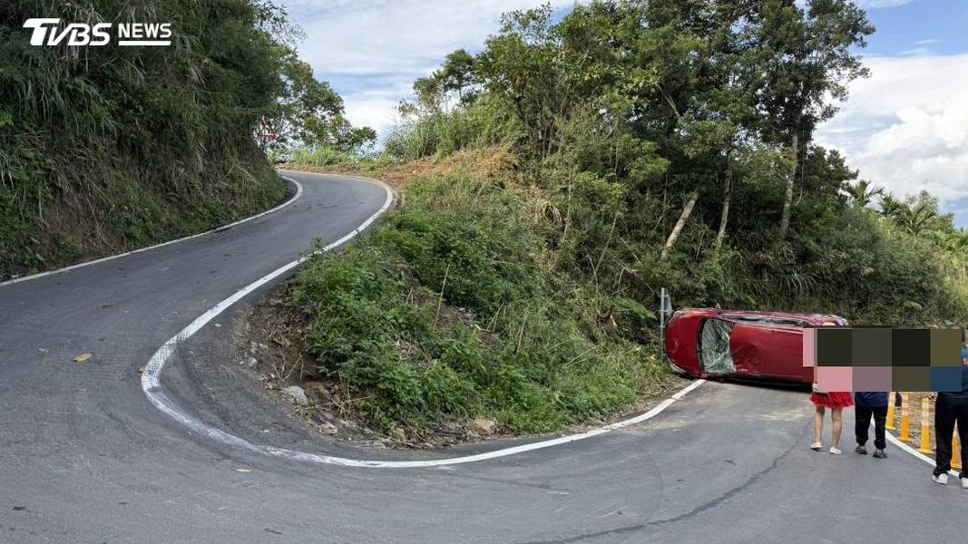 花蓮赤科山上午發生翻車事故,小轎車在上山途中意外側翻,造成2人輕傷。(圖/TVBS)