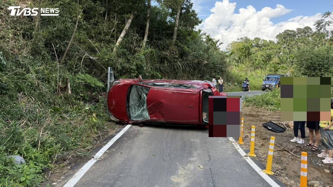 花蓮赤科山上午發生翻車事故,小轎車在上山途中意外側翻,造成2人輕傷。(圖/TVBS)