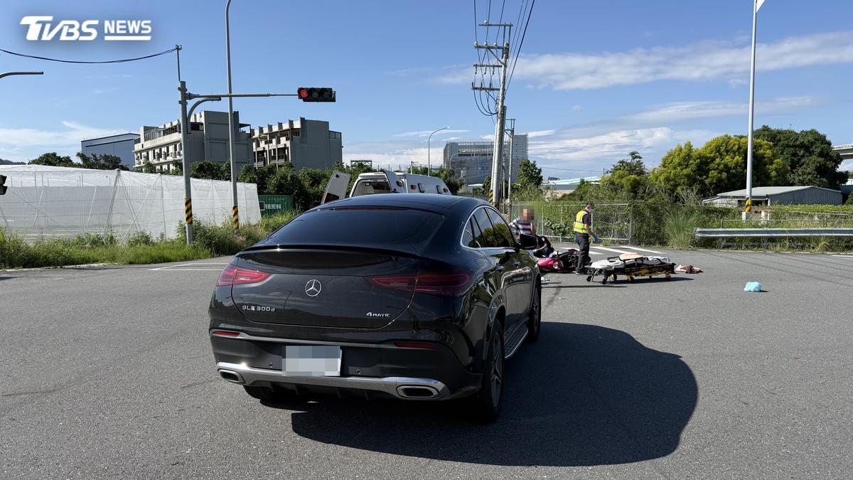 台中賓士休旅車路口猛撞機車 64歲婦疑闖紅燈遭撞飛