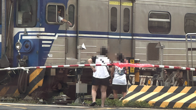 愛犬跳車衝鐵軌!高雄母女「闖平交道」抓狗 區間車急煞