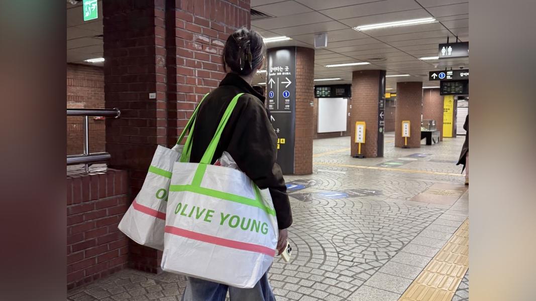 韓國街頭隨處可見攜帶Oliveyoung袋子的外國旅客(圖/翻攝自小紅書@三腳貓TT)
