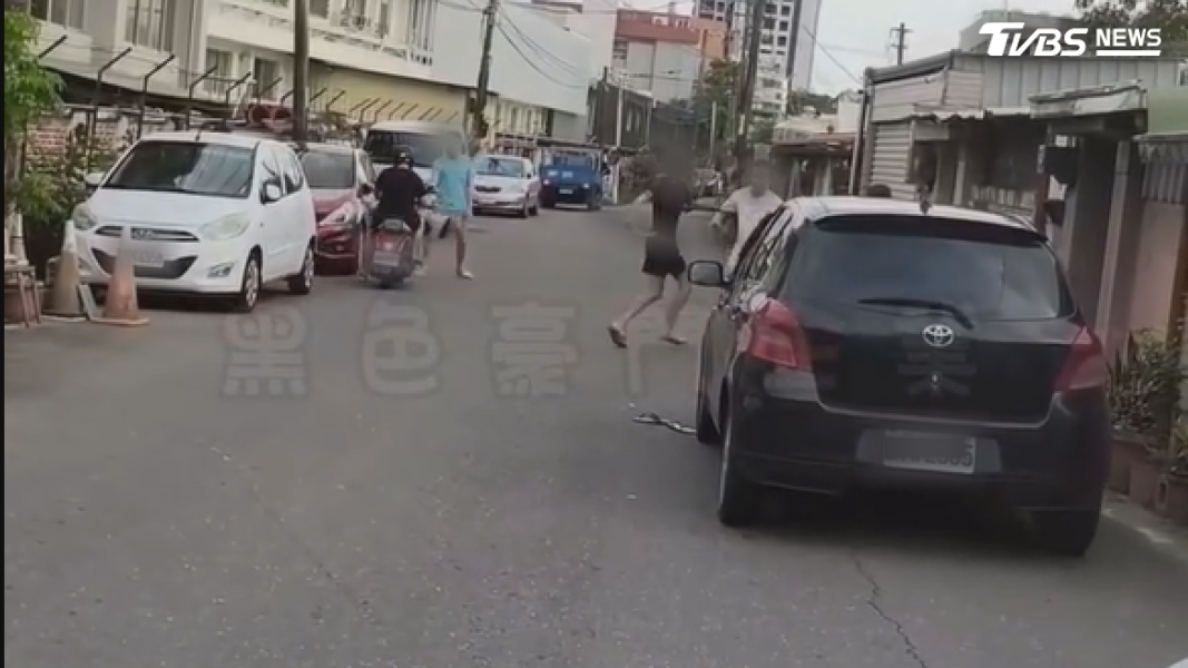 駕駛對白衣男揮了兩刀後,雙方隨即展開追逐,由於當時一旁仍有不少人車經過(圖/翻攝黑色豪門企業)