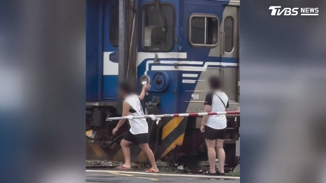 區間車停在原地,兩名民眾神情焦急,其中一名綁著馬尾的女子穿梭在軌道間尋找愛犬(圖/翻攝Threads@a6281664)