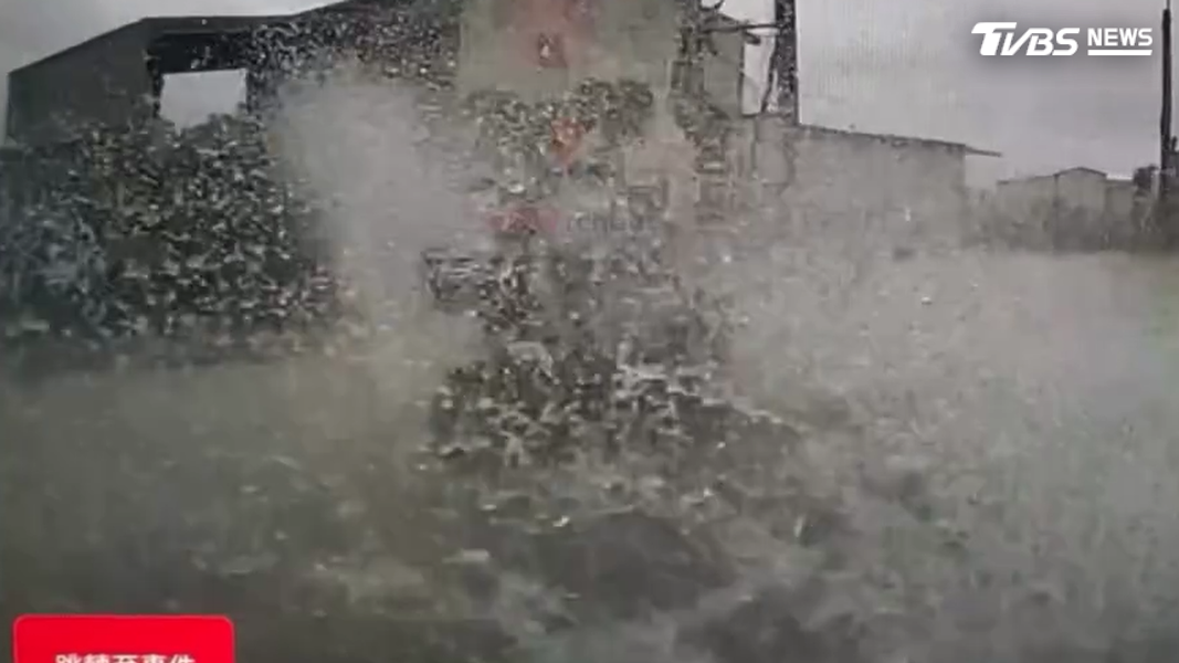 連日豪雨造成道路淹水,許多汽車駕駛行經積水處完全沒有減速,濺起的大量水花直接潑向一旁的機車騎士,也難逃被水花波及的命運(圖/翻攝WoWtchout)