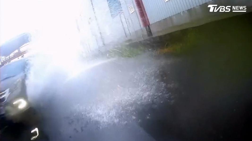 低窪處近日積水嚴重,若又正值上班尖峰時段,車流量大,只要車速一快就容易濺起水花潑到一旁騎士(圖/翻攝Threads@_xin_04)
