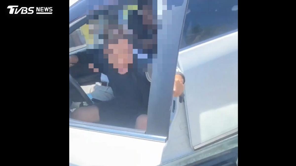 不滿被按喇叭!男亮開山刀還揮拳 老父母拉不住