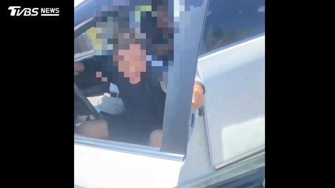 男亮刀並衝下車。(圖/TVBS)