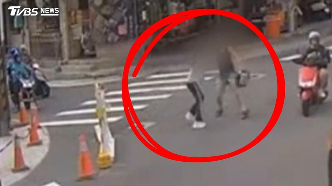 男女當街爭吵,夫亮刀威脅,妻通緝身分曝,警搜出毒煙彈。(圖/TVBS)