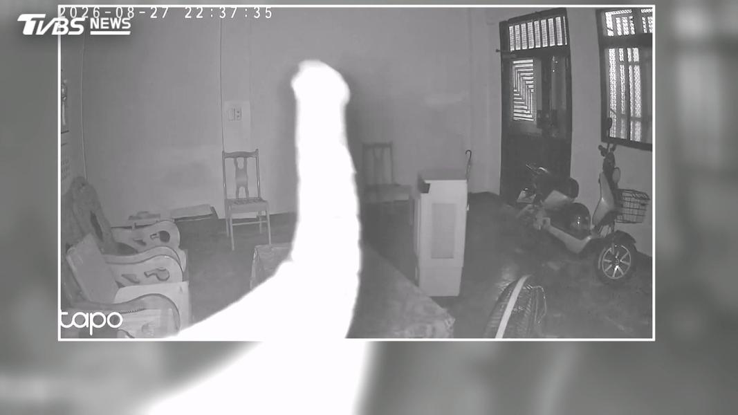 (監視器拍到黑影吐信! 竟是"最美家蛇"爬進家。圖/當事人)