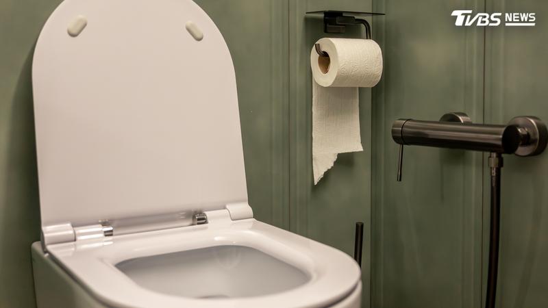 長期外出回家發現廁所飄出臭味,可能是因為「水封」蒸發了。(示意圖/Shutterstock達志影像)