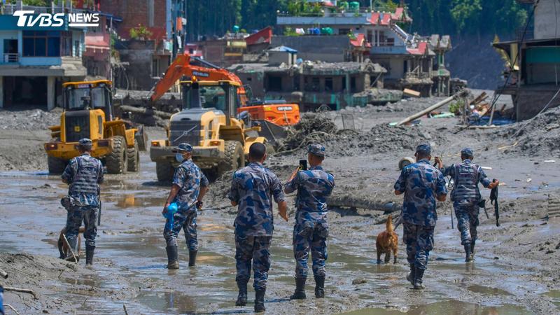 尼泊爾與西藏邊境地區26日遭暴洪重創,造成至少600人死亡、近3000人失聯。(圖/達志影像美聯社)