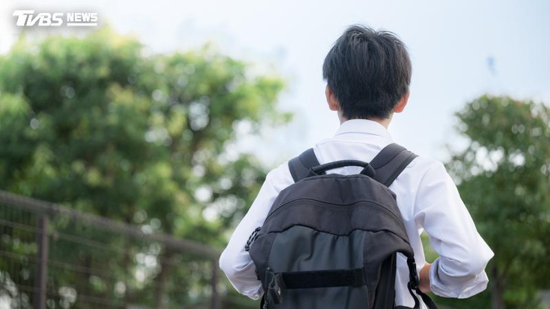 醫師顏俊宇表示,才剛開學門診卻幾乎被高燒病童塞爆,並點名校園常見的5大病毒。(示意圖/Shutterstock達志影像)