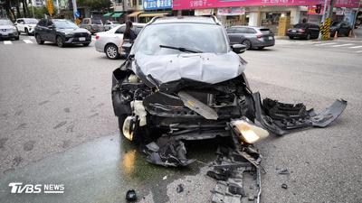 台中豐原2車路口猛撞「車頭撞爛」! 2人受傷送醫