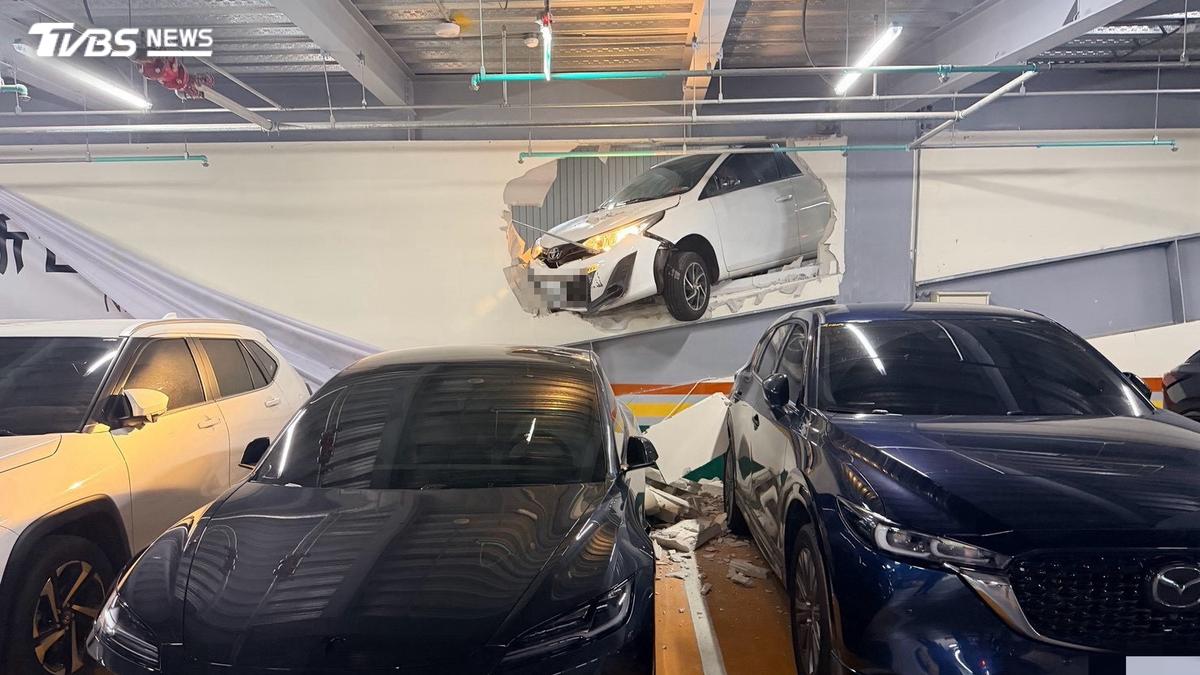 離譜!中壢男「撞破停車場牆壁」車輛懸半空 樓下3車慘遭殃