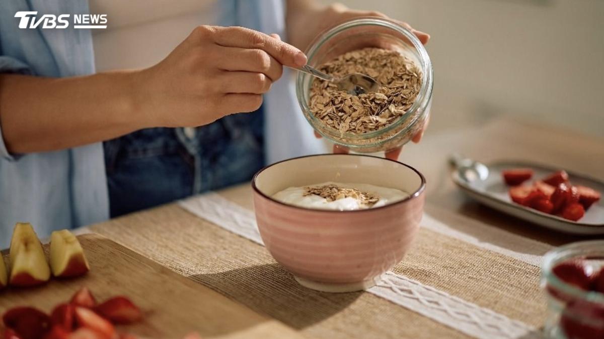 燕麥泡牛奶=白吃?醫揭「鈣吸收真相」 2類人吃錯恐傷腎
