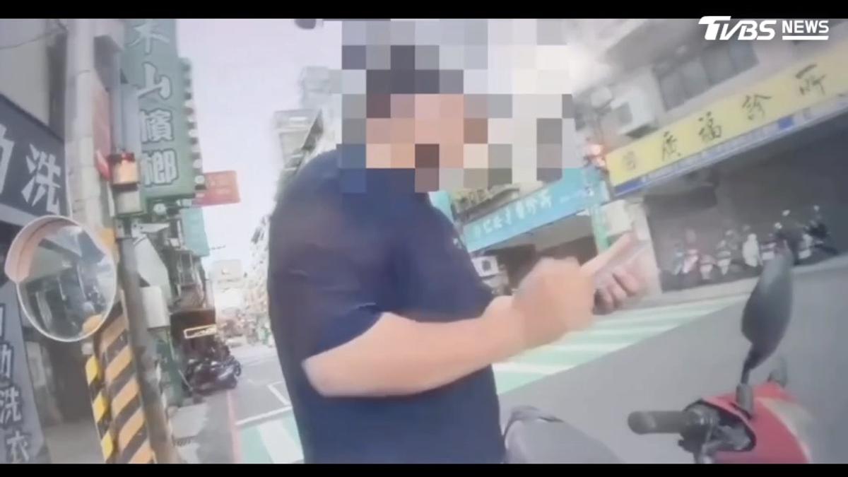 土城壯漢違規拒檢「瘋狂咆哮」還自己報警 多警壓制管束
