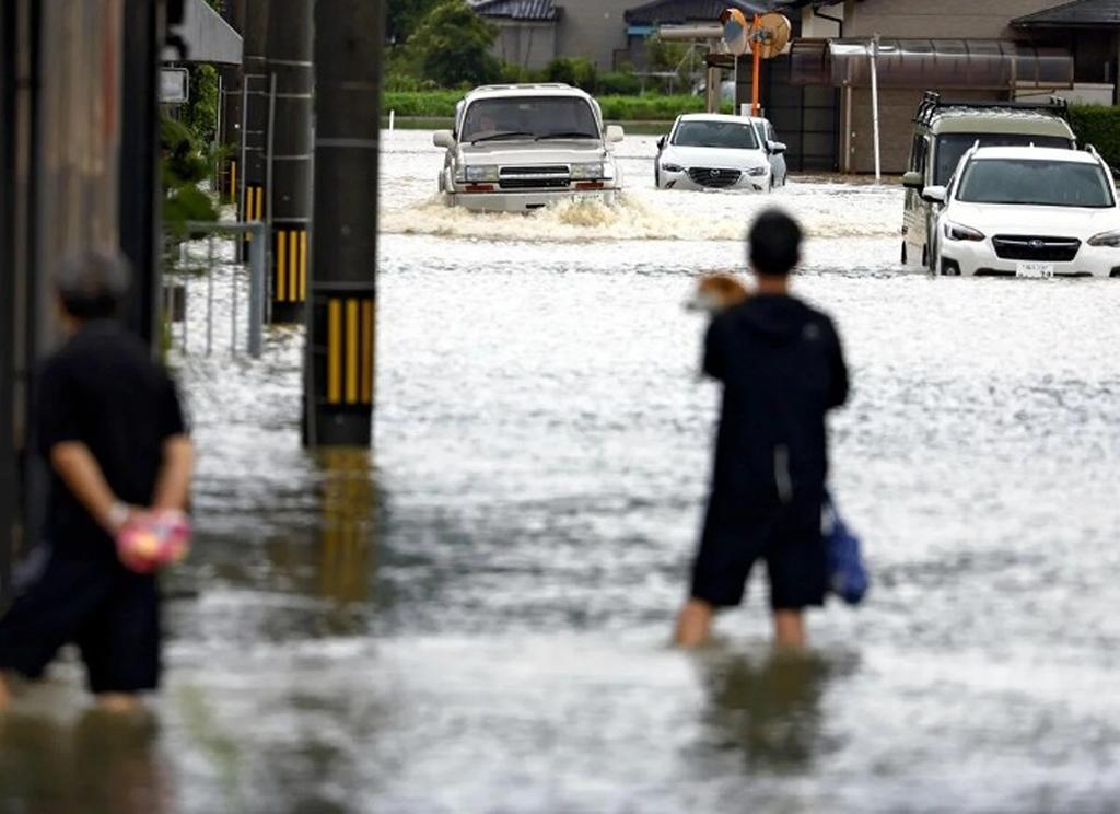 路面跟旁邊的水溝界線已然看不出（圖／翻攝自桐山弘太撮影）