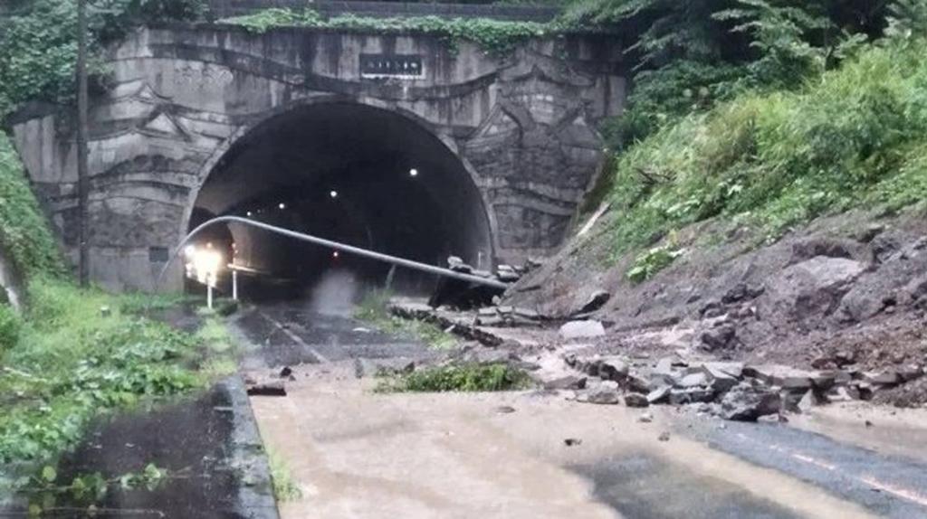 大野市下丁國道158號傾瀉而出的泥沙堵住了隧道出入口（圖／翻攝自NTV）