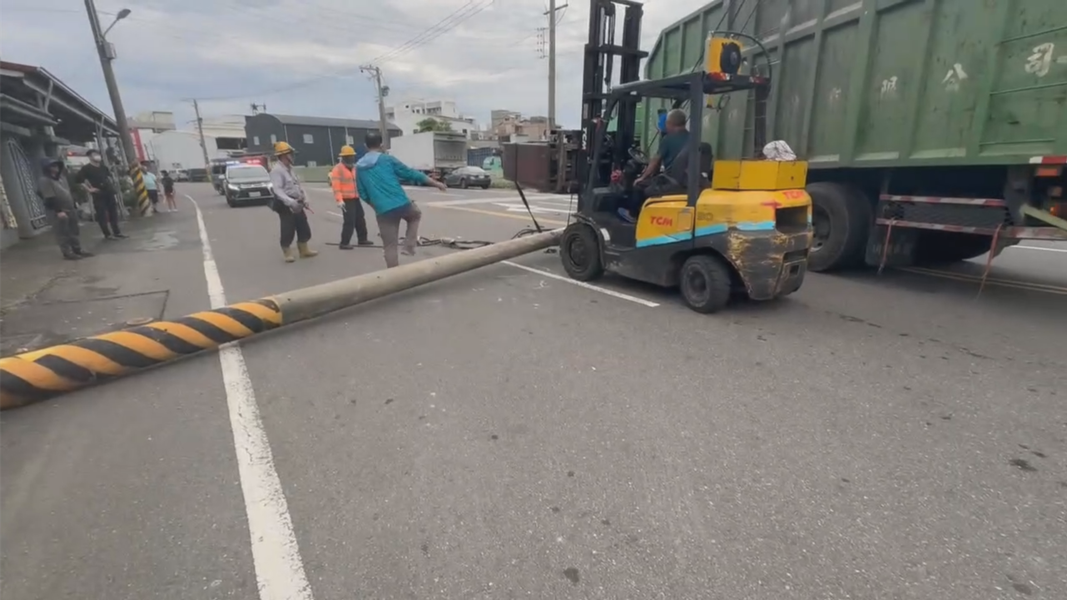 台南一部抓斗車忘記收下吊臂而勾到電線,當場扯斷電線桿。(圖/陳文祥提供)