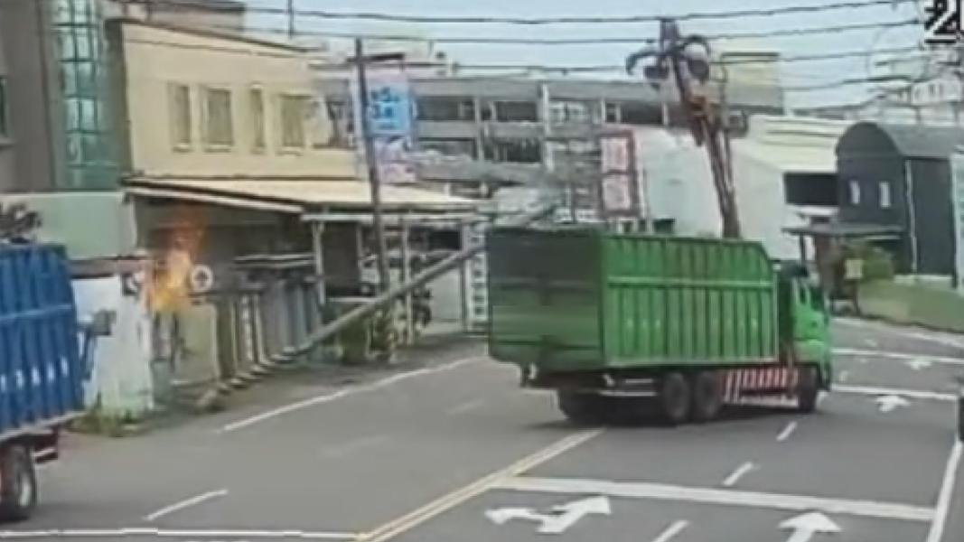 監視器畫面顯示電線桿被扯斷後冒出爆炸火光,桿子還砸到駕駛自己的車輛。(圖/陳文祥提供)
