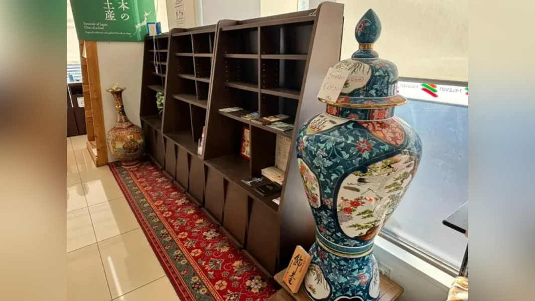 店家陳列著一個大型陶瓷花瓶,標價竟高達50萬日圓。(圖/翻攝自sora news)