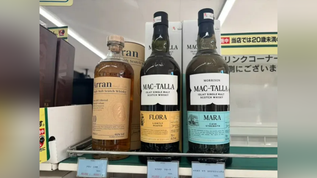 除了常見的啤酒與罐裝調酒外,貨架上擺滿了高檔烈酒。(圖/翻攝自sora news)