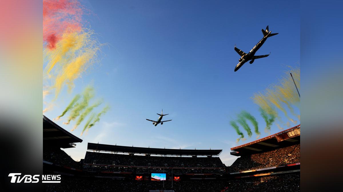 有片/兩架飛機「貼地飛過」體育館!極限低空衝場嚇壞球迷