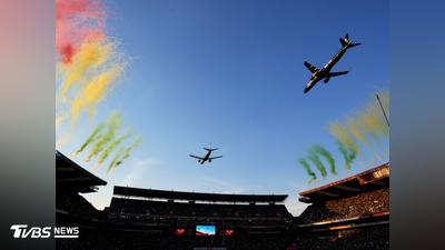 有片/兩架飛機「貼地飛過」體育館!極限低空衝場嚇壞球迷