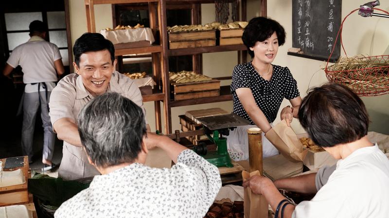 黃尚禾(左)、朱芷瑩發揮市井小民的力量。(圖/大愛提供)
