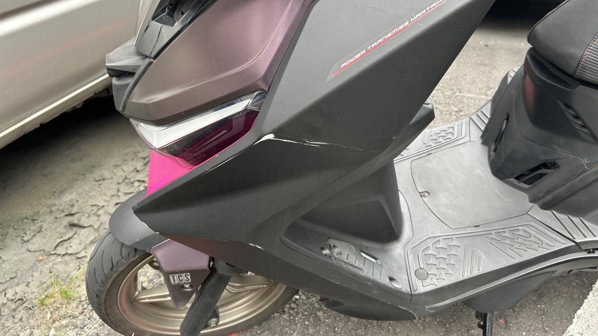 外送員遭超車擦撞怒攔車!駕駛「不開窗不理會」搥車爆衝突