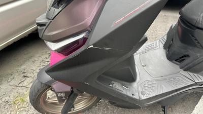 外送員遭超車擦撞怒攔車!駕駛「不開窗不理會」搥車爆衝突