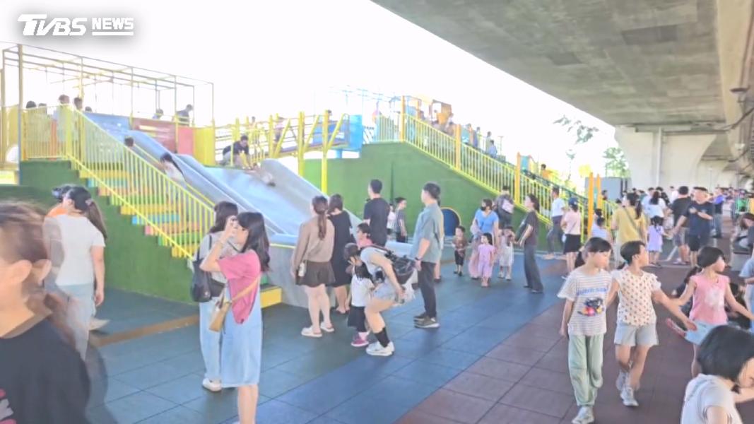 斗南共融公園驚見無人機!飛越鞦韆區「小孩頭上掠過」最高罰30萬(圖/TVBS)