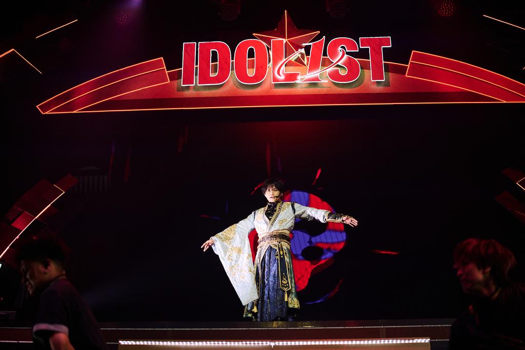 中島健人演出最新歌曲〈鬼事〉，並以古典美與偶像風交織的服裝登台。（圖／大鴻藝術提供）