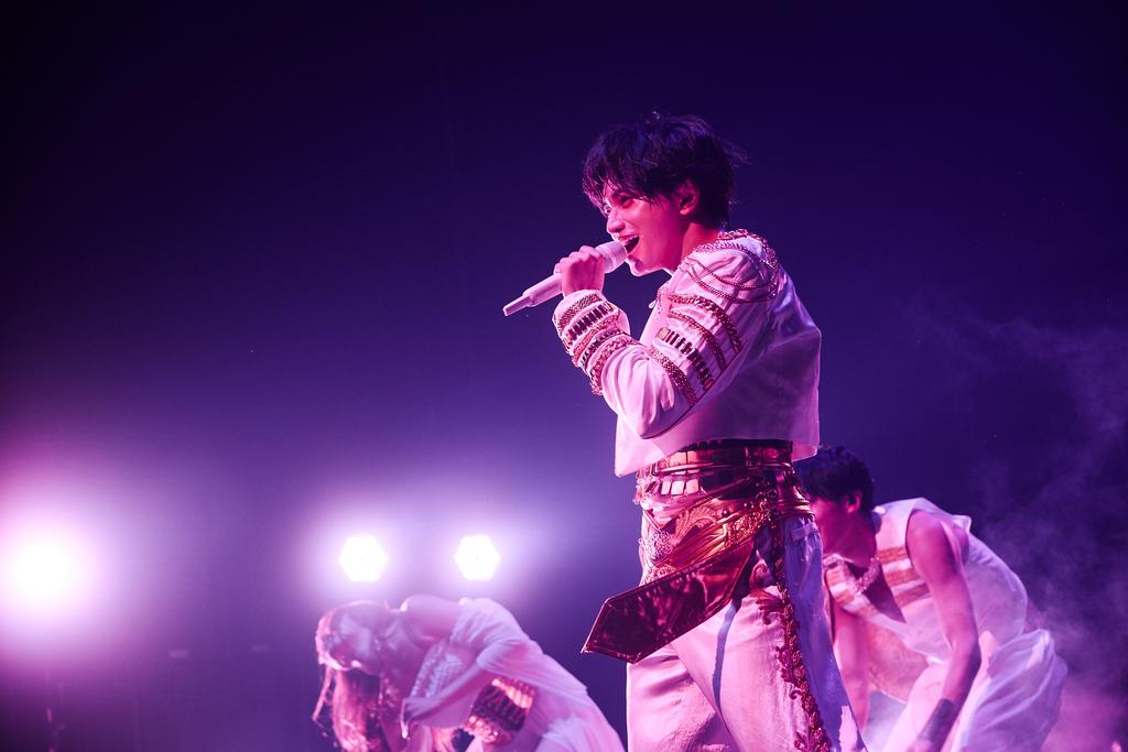 開場以中島健人最愛的《遊戲王》埃及古風服裝登場,呈現「3000年偶像」的概念。(圖/大鴻藝術提供)