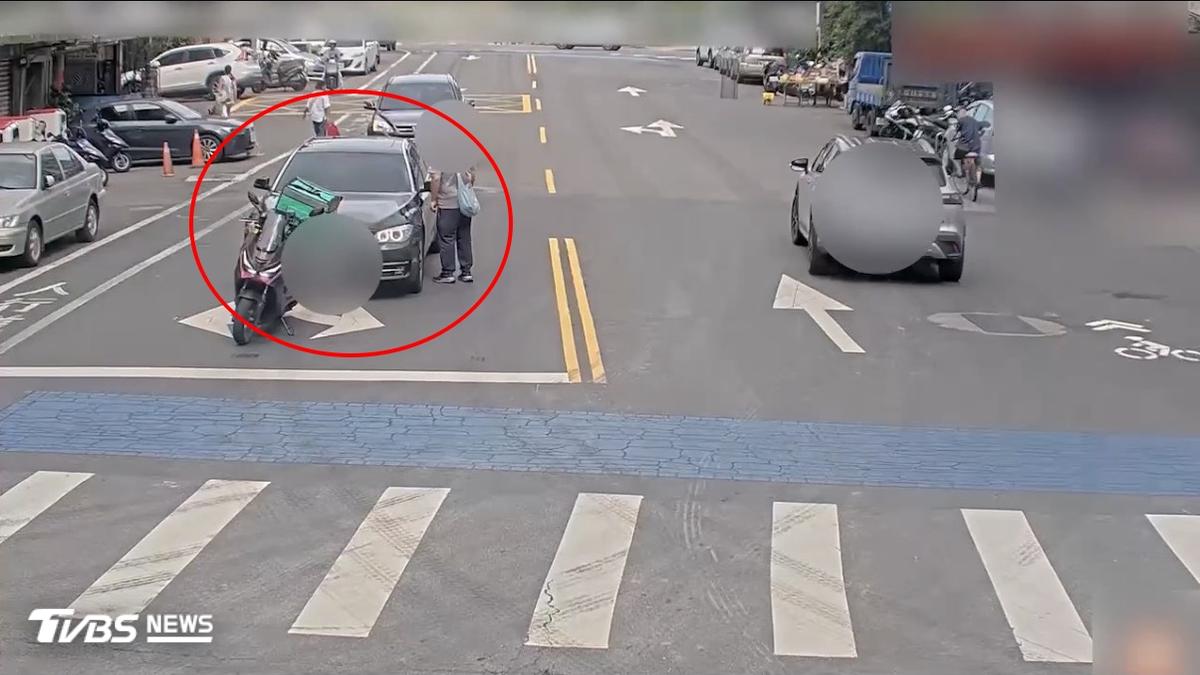 信義區當街攔車!BMW超車擦撞後就要閃人 外送員怒拍打擋風玻璃!