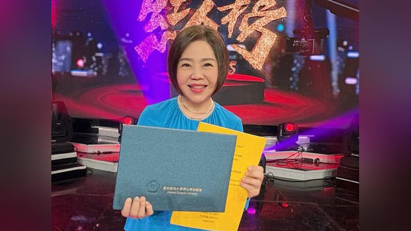 于美人從政大宗教研究所畢業了。(圖/翻攝自于美人臉書)