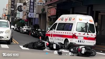 快訊/台中市東區3機車連環撞 4人慘摔路口掛彩