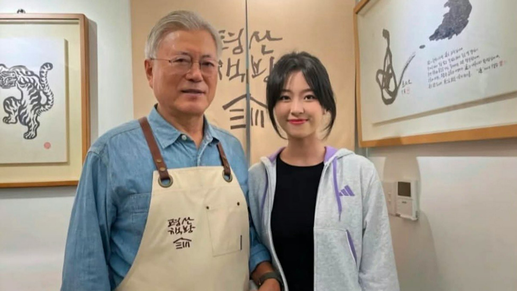 文文曾與南韓前總統文在寅合照。(圖/翻攝自강용숙臉書)