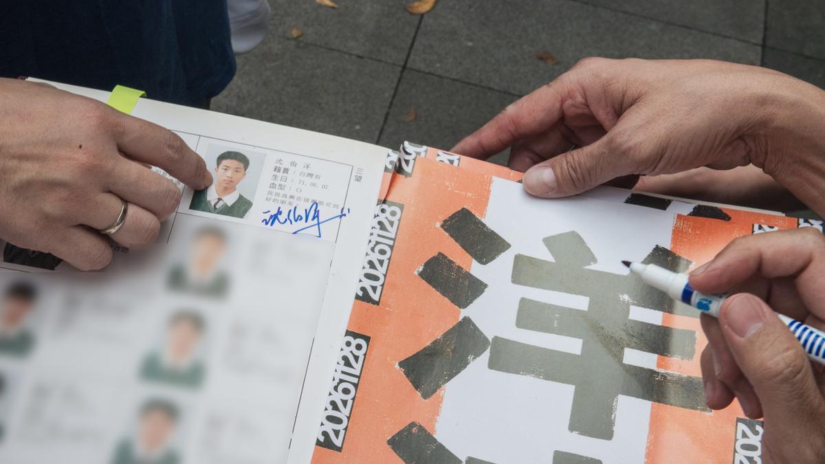 沈伯洋掃街插曲!同屆校友拿畢業紀念冊求簽名 國中青澀模樣曝光