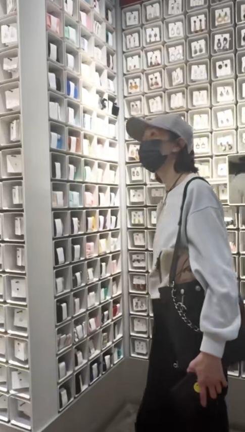 張曼玉水桶包塞毛衣。(圖/翻攝自張曼玉抖音)